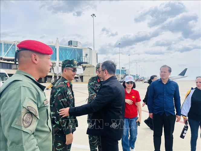 Bộ trưởng Ngoại giao Venezuela Yván Gil Pinto tiễn đoàn công tác Việt Nam. Ảnh: ĐSQ cung cấp/TTXVN phát