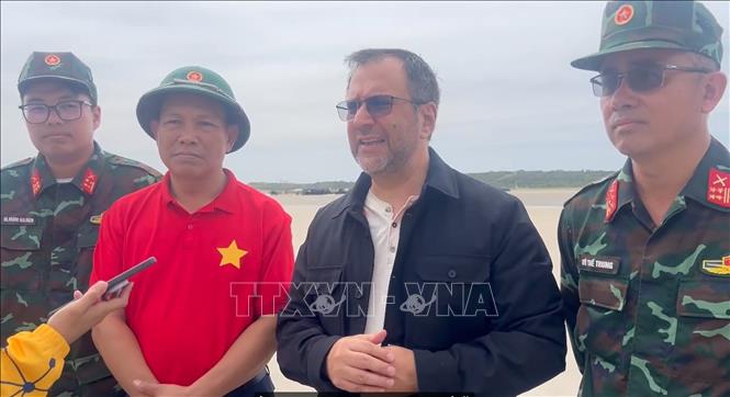 Bộ trưởng Ngoại giao Venezuela Yván Gil Pinto trả lời phỏng vấn truyền thông tại lễ tiễn. Ảnh: ĐSQ cung cấp/TTXVN phát