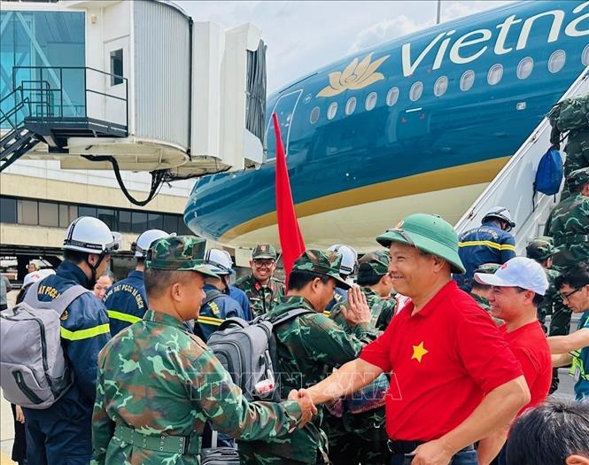Đại sứ Việt Nam tại Venezuela cùng cán bộ các cơ quan đại diễn tiễn đoàn công tác. Ảnh: ĐSQ cung cấp/TTXVN phát
