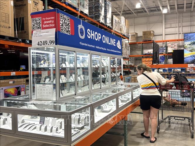 Khách hàng tham quan khu vực kinh doanh vàng và trang sức tại cửa hàng Costco ở thủ đô Washington D.C (Mỹ). Ảnh: Đoàn Hùng - P/v TTXVN tại Mỹ 