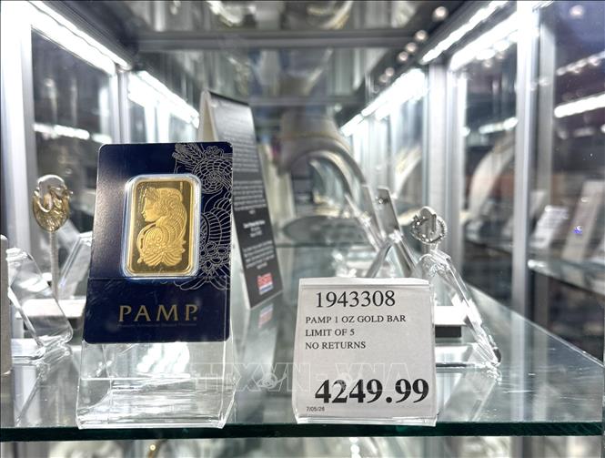 Thỏi vàng PAMP 1 ounce được niêm yết bán với giá 4.249,99 USD tại một cửa hàng thuộc chuỗi siêu thị bán buôn Costco ở thủ đô Washington D.C (Mỹ). Ảnh: Đoàn Hùng - P/v TTXVN tại Mỹ