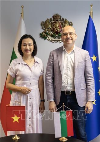Đại sứ Việt Nam tại Bulgaria Nguyễn Thị Minh Nguyệt đã có buổi làm việc với Bộ trưởng Du lịch Bulgaria Ilin Dimitrov. Ảnh TTXVN phát