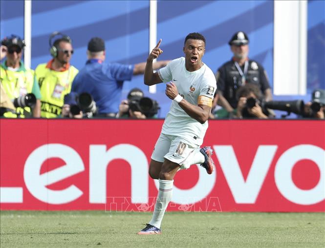 Kylian Mbappe ăn mừng bàn thắng mở tỷ số trận đấu, chuộc lỗi sau pha phạt đền trên chấm 11m không thành công trước đó. Ảnh: THX/TTXVN phát