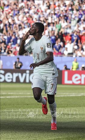 Tiền đạo Ousmane Dembele ăn mừng bàn thắng nhân đôi cách biệt cho tuyển Pháp. Ảnh: THX/TTXVN phát