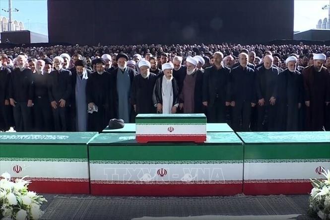 Ngày 3/7/2026 (giờ địa phương), Iran bắt đầu các nghi lễ quốc tang dành cho Đại giáo chủ Ali Khamenei tại Đại giáo đường Grand Mosalla ở thủ đô Tehran, với sự tham dự của các nhà lãnh đạo, giáo sĩ, đại diện nhiều quốc gia và đông đảo người dân đến viếng. Ảnh: IRNA/TTXVN phát