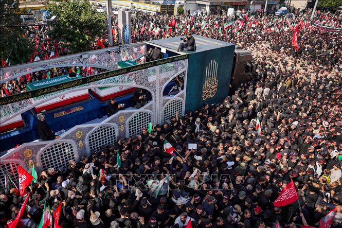 Sáng 6/7/2026, Iran bắt đầu lễ đưa linh cữu Đại giáo chủ Ali Khamenei qua thủ đô Tehran trước khi an táng. Lễ tang thu hút đông đảo người dân tham dự. Ảnh: THX/TTXVN phát