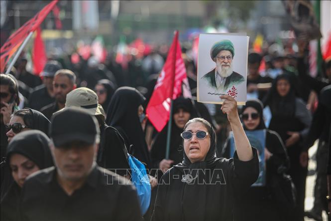 Sáng 6/7/2026, Iran bắt đầu lễ đưa linh cữu Đại giáo chủ Ali Khamenei qua thủ đô Tehran trước khi an táng. Lễ tang thu hút đông đảo người dân tham dự. Ảnh: THX/TTXVN phát