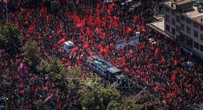 Ngày 7/7/2026, hàng triệu người dân Iran đã tham gia lễ đưa tang Đại giáo chủ Ali Khamenei tại thành phố linh thiêng Qom, trong chặng tiếp theo của tuần lễ tiễn biệt nhà lãnh đạo tối cao của Iran. Ảnh: IRNA/TTXVN phát
