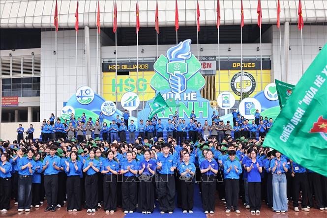 Các tình nguyện viên thể hiện tinh thần quyết tâm tỏa đến với mọi miền của Tổ quốc, ghi dấu ấn của tuổi trẻ Thủ đô với các hoạt động tình nguyện ý nghĩa trong mùa hè. Ảnh: Minh Đức – TTXVN