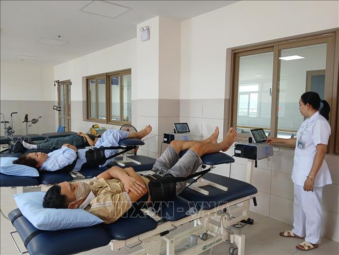 Khi chuyển khối dự phòng về trạm y tế, trung tâm y tế khu vực sẽ chú trọng công tác điều trị chuyên sâu hơn cho người dân. Ảnh: Mỹ Hà - TTXVN