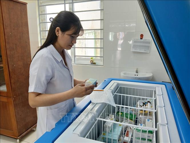 Đảm bảo thuốc, vật tư y tế và vaccine chương trình tiêm chủng mở rộng tại trạm y tế. Ảnh: Mỹ Hà - TTXVN