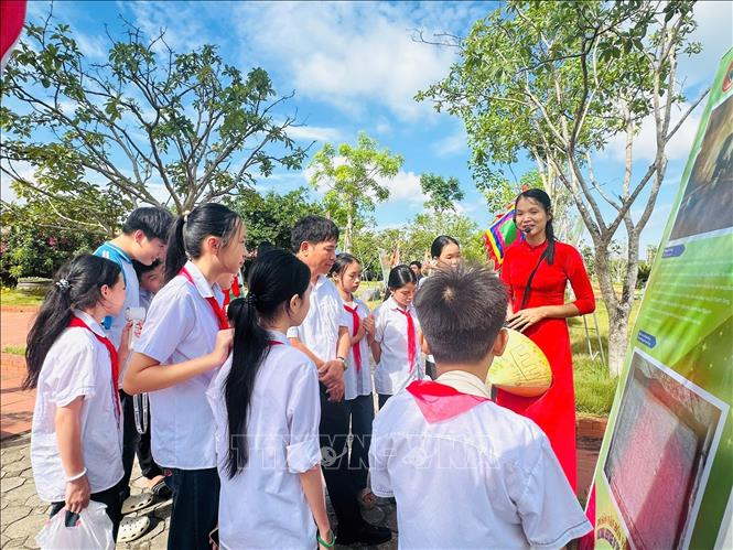 Triển lãm thu hút đông đảo học sinh, người dân và du khách./. Ảnh: Hoa Mai - TTXVN