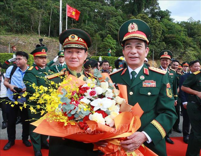 Đại tướng Phan Văn Giang đón Đại tướng Khamliang Outhakaysone tại Cửa khẩu Thanh Thủy. Ảnh: Trọng Đức - TTXVN