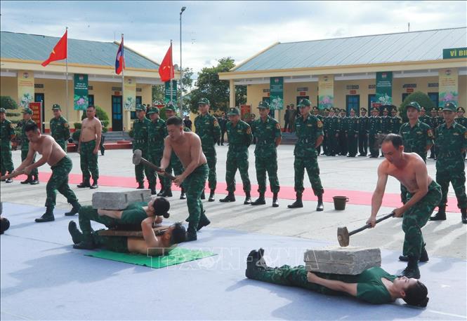 Bộ đội Biên phòng tỉnh Nghệ An biểu diễn võ thuật và khí công. Ảnh: Trọng Đức - TTXVN
