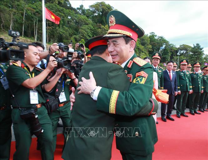 Đại tướng Phan Văn Giang đón Đại tướng Khamliang Outhakaysone tại Cửa khẩu Thanh Thủy. Ảnh: Trọng Đức - TTXVN