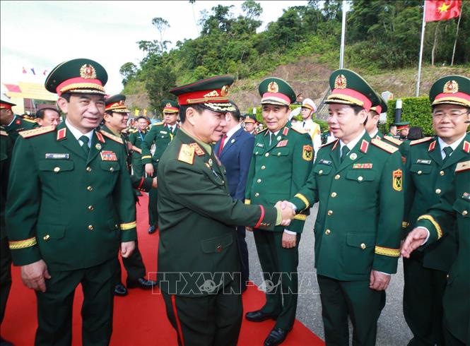 Bộ trưởng Quốc phòng Lào Khamliang Outhakaysone và các đại biểu đoàn Việt Nam. Ảnh: Trọng Đức - TTXVN