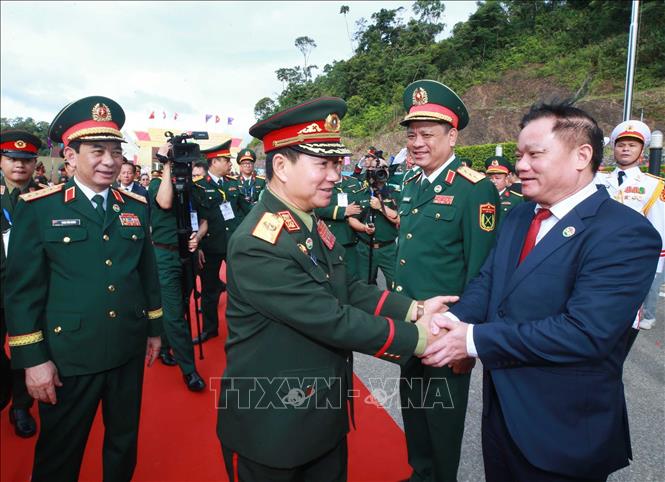Bộ trưởng Quốc phòng Lào Khamliang Outhakaysone và các đại biểu Việt Nam. Ảnh: Trọng Đức - TTXVN