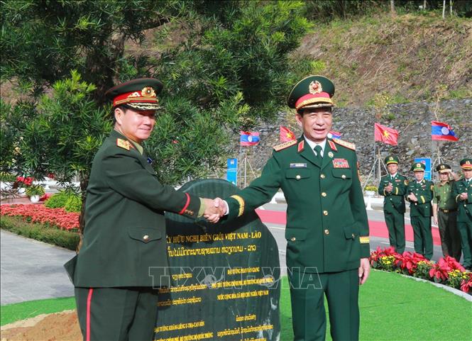 Hai Phó Thủ tướng, Bộ trưởng Quốc phòng trồng cây hữu nghị tại khu vực Cửa khẩu Thanh Thủy. Ảnh: Trọng Đức - TTXVN