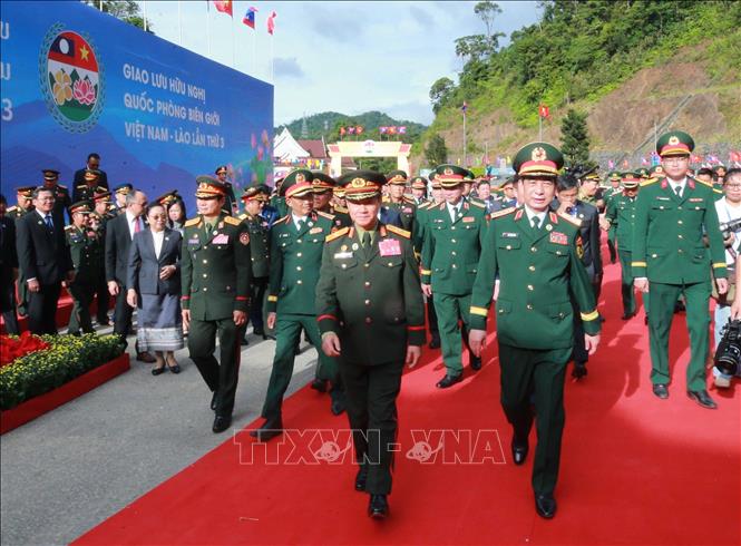 Phó Thủ tướng, Bộ trưởng Quốc phòng Phan Văn Giang đón Phó Thủ tướng, Bộ trưởng Quốc phòng Khamliang Outhakaysone sang dự Giao lưu hữu nghị Quốc phòng biên giới Việt Nam - Lào lần thứ 3. Ảnh: Trọng Đức - TTXVN