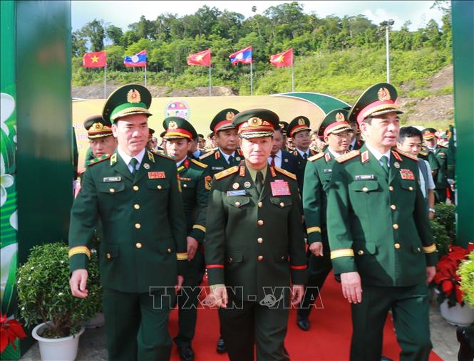 Hai Phó Thủ tướng, Bộ trưởng Quốc phòng đến thăm Đồn Biên phòng cửa khẩu Thanh Thủy, tỉnh Nghệ An. Ảnh: Trọng Đức - TTXVN