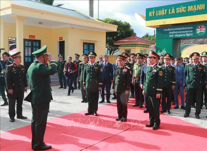 Hai Phó Thủ tướng, Bộ trưởng Quốc phòng đến thăm Đồn Biên phòng cửa khẩu Thanh Thủy, tỉnh Nghệ An. Ảnh: Trọng Đức - TTXVN