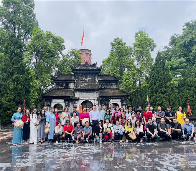 Đoàn khảo sát của Sở Du lịch Hà Nội và các doanh nghiệp Du lịch chụp ảnh lưu niệm tại Thành cổ Sơn Tây. Ảnh: Tuyết Mai - TTXVN