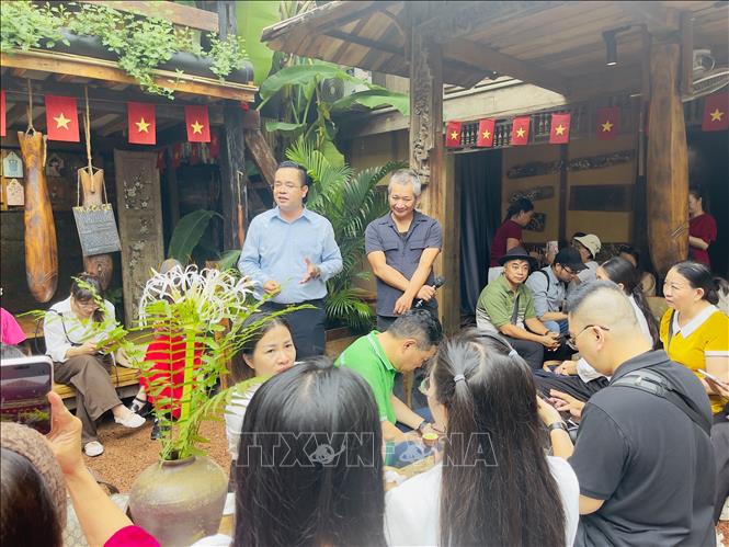 Đoàn khảo sát trải nghiệm tại không gian tổ hợp Đoài, làng cổ Đường Lâm. Ảnh: Tuyết Mai - TTXVN