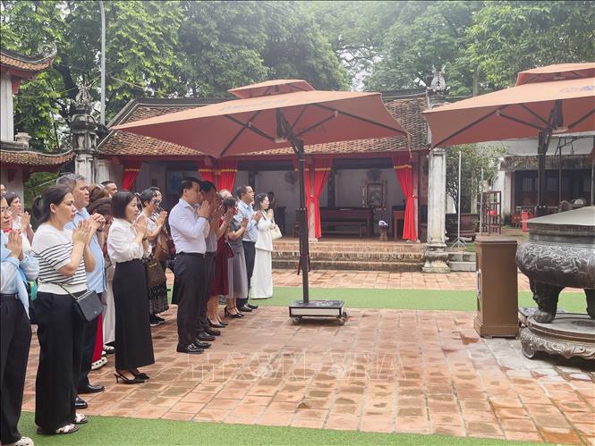 Đoàn khảo sát của Sở Du lịch Hà Nội và các doanh nghiệp Du lịch dâng hương tại đền Và (Phường Sơn Tây, Hà Nội). Ảnh: Tuyết Mai – TTXVN
