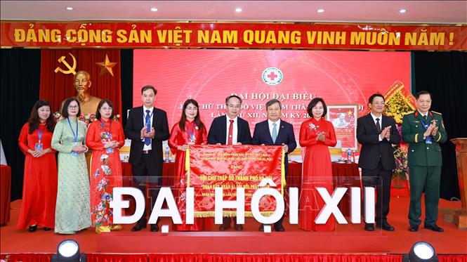 Đại hội đón nhận bức trướng của Thành ủy, HĐND, UBND, Ủy ban MTTQ Việt Nam thành phố Hà Nội tặng. Ảnh: Thanh Tùng - TTXVN