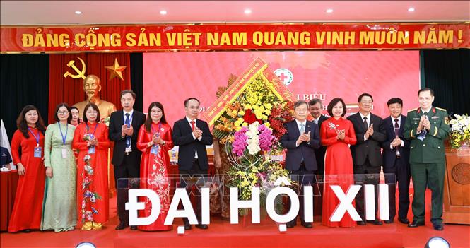 Đại hội đón nhận lẵng hoa chúc mừng của Thành ủy, HĐND, UBND, Ủy ban MTTQ Việt Nam thành phố Hà Nội. Ảnh: Thanh Tùng - TTXVN