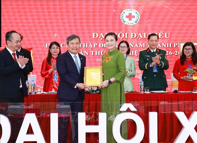 Đại hội suy tôn đồng chí Vũ Đại Thắng, Ủy viên Trung ương Đảng, Phó Bí thư Thành ủy, Chủ tịch tịch UBND thành phố Hà Nội là Chủ tịch danh dự Hội Chữ thập đỏ thành phố Hà Nội nhiệm kỳ 2026 - 2031. Ảnh: Thanh Tùng - TTXVN