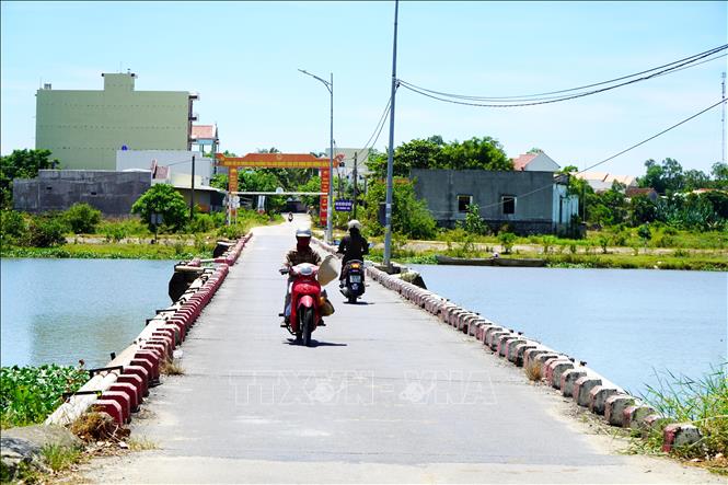 Cầu Đò Mốc, phường Trà Câu xuống cấp nghiêm trọng, không còn khả năng chịu tải đối với các phương tiện có tải trọng trên 10 tấn. Ảnh: Lê Phước Ngọc/TTXVN    