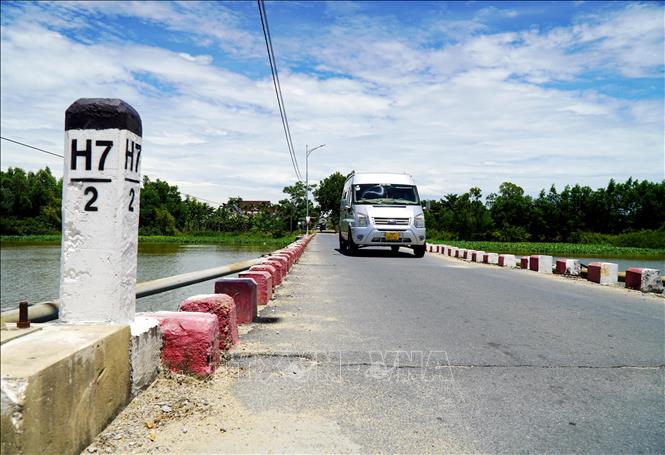 Cầu Đò Mốc, phường Trà Câu xuống cấp nghiêm trọng, không còn khả năng chịu tải đối với các phương tiện có tải trọng trên 10 tấn. Ảnh: Lê Phước Ngọc/TTXVN         