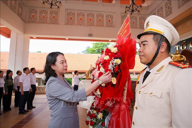 Bí thư Trung ương Đảng, Phó Chủ tịch nước Võ Thị Ánh Xuân dâng hoa tại lễ viếng các Anh hùng liệt sĩ ở Khu di tích lịch sử cách mạng Bình Thành. Ảnh: Giang Phương - TTXVN