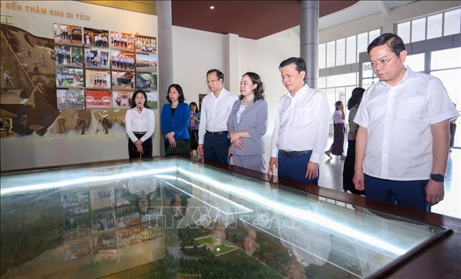 Đoàn công tác xem các hiện vật, tư liệu trưng bày tại Khu di tích lịch sử cách mạng Bình Thành. Ảnh: Giang Phương - TTXVN