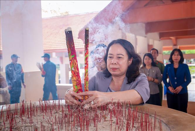 Bí thư Trung ương Đảng, Phó Chủ tịch nước Võ Thị Ánh Xuân dâng hương tưởng niệm các Anh hùng liệt sĩ tại Khu di tích lịch sử cách mạng Bình Thành. Ảnh: Giang Phương - TTXVN