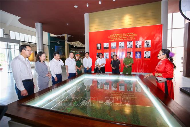 Bí thư Trung ương Đảng, Phó Chủ tịch nước Võ Thị Ánh Xuân cùng đoàn công tác nghe giới thiệu về lịch sử hình thành, phát triển của Khu di tích lịch sử cách mạng Bình Thành. Ảnh: Giang Phương - TTXVN