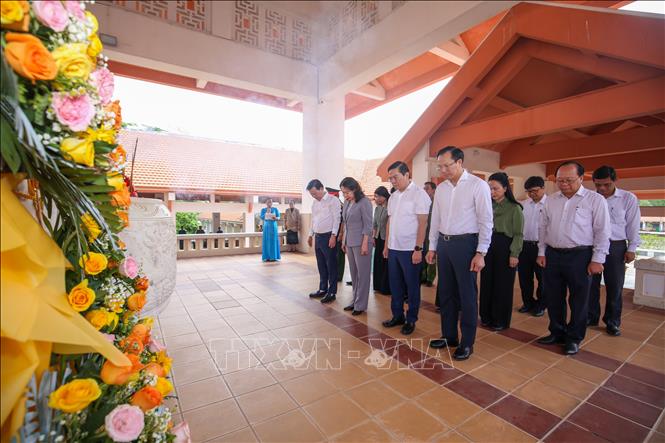 Bí thư Trung ương Đảng, Phó Chủ tịch nước Võ Thị Ánh Xuân cùng đoàn công tác và lãnh đạo tỉnh Tây Ninh dành một phút mặc niệm tưởng nhớ các Anh hùng liệt sĩ tại Khu di tích lịch sử cách mạng Bình Thành. Ảnh: Giang Phương - TTXVN
