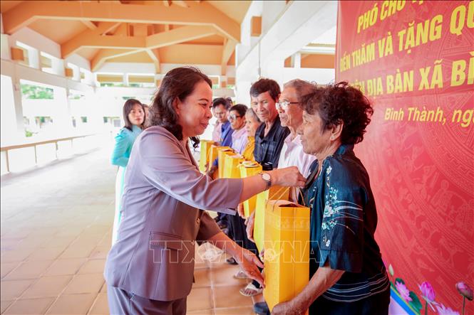 Bí thư Trung ương Đảng, Phó Chủ tịch nước Võ Thị Ánh Xuân trao quà tặng gia đình chính sách trên địa bàn xã Bình Thành. Ảnh: Giang Phương - TTXVN