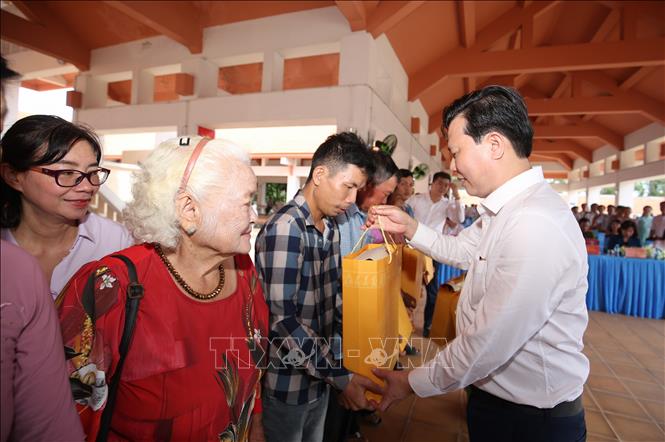 Phó Bí thư Tỉnh ủy, Chủ tịch Ủy ban Mặt trận Tổ quốc Việt Nam tỉnh Tây Ninh Lê Thanh Hải trao quà tặng gia đình chính sách trên địa bàn xã Bình Thành. Ảnh: Giang Phương - TTXVN