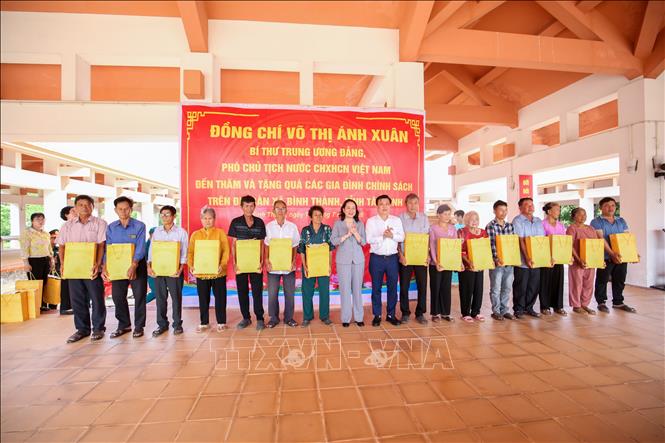 Bí thư Trung ương Đảng, Phó Chủ tịch nước Võ Thị Ánh Xuân và Phó Bí thư Tỉnh ủy, Chủ tịch Ủy ban MTTQ Việt Nam tỉnh Tây Ninh Lê Thanh Hải trao quà tặng gia đình chính sách trên địa bàn xã Bình Thành. Ảnh: Giang Phương - TTXVN