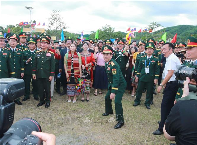 Hai Phó Thủ tướng, Bộ trưởng Bộ Quốc phòng tham gia chơi ném còn với nhân dân địa phương. Ảnh: Trọng Đức - TTXVN