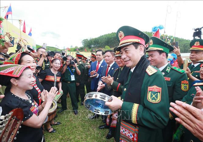 Hai Phó Thủ tướng, Bộ trưởng Bộ Quốc phòng 2 nước tham gia các trò chơi dân gian với nhân dân. Ảnh: Trọng Đức - TTXVN
