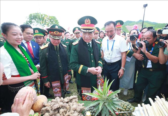 Hai Phó Thủ tướng, Bộ trưởng Bộ Quốc phòng tham quan khu trưng bày hàng nông sản của nhân dân địa phương.  Ảnh: Trọng Đức - TTXVN