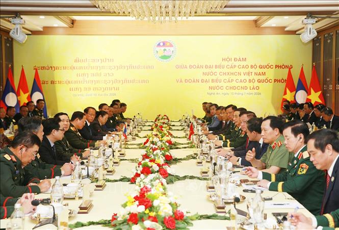 Hai Phó Thủ tướng, Bộ trưởng Bộ Quốc phòng Việt Nam - Lào hội đàm. Ảnh: Trọng Đức - TTXVN