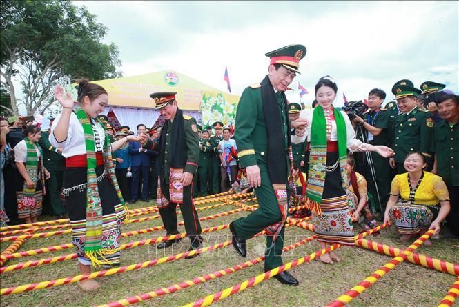 Hai Phó Thủ tướng, Bộ trưởng Bộ Quốc phòng Việt Nam - Lào tham gia chương trình giao lưu văn hóa, thể dục thể thao hai tỉnh tại thôn Thủy Phong, xã Kim Bảng, tỉnh Nghệ An. Ảnh: Trọng Đức - TTXVN