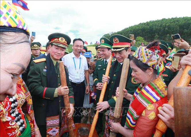 Hai Phó Thủ tướng, Bộ trưởng Bộ Quốc phòng tham gia các trò chơi dân gian với nhân dân. Ảnh: Trọng Đức - TTXVN