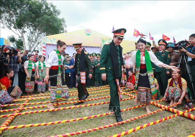 Hai Phó Thủ tướng, Bộ trưởng Bộ Quốc phòng Việt Nam - Lào tham gia chương trình giao lưu văn hóa, thể dục thể thao hai tỉnh tại thôn Thủy Phong, xã Kim Bảng, tỉnh Nghệ An. Ảnh: Trọng Đức - TTXVN