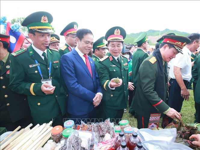 Đại biểu tham quan khu trưng bày hàng nông sản của nhân dân địa phương. Ảnh: Trọng Đức - TTXVN