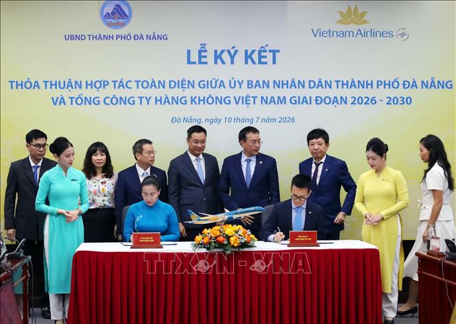The People's Committee of Da Nang and national flag carrier Vietnam Airlines sign a comprehensive cooperation agreement for the 2026–2030 period to strengthen air connectivity and promote tourism, investment, trade and the central coastal city's image. VNA Photo: Trần Lê Lâm